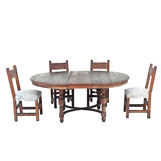 Comedor. Siglo XX. Elaborado en madera tallada acabado rústico. Consta de: Mesa: Con sistema de extensión. 4 sillas. Piezas: 5