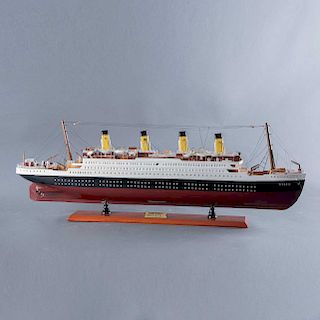Escala del Trasatlántico R. M. S. Titanic. Siglo XX. Elaborado en madera tallada, con base de madera. Con aplicaciones de metal.