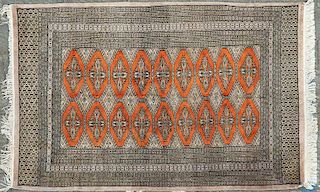 Tapete. Siglo XX. Estilo Bokhara. Elaborado en fibras de lana mecánicas anudado a mano y a máquina. Decorado con motivos romboidales.
