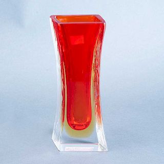 Florero. Italia, siglo XX. Elaborado en cristal de Murano rojo Campanella. Decorado con estriados. 23 cm de altura.