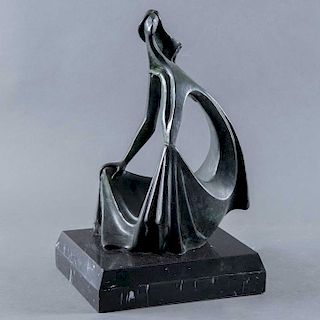 Eduardo Montiel. Personaje femenino. Fundición en bronce patinado sobre base de mármol negro. Firmado. 38 x 20 x 24 cm
