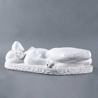 Gustavo Néquiz. Desnudo femenino. Talla en mármol blanco, P/A Firmada y fechada 91. 55 cm de longitud.