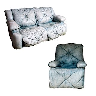 Sala. Siglo XX. Estructura de madera. Con tapicería de piel. Consta de: sofá-cama y sillón individual. Piezas: 2