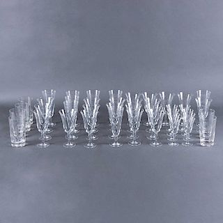 Lote de copas y vasos. Siglo XX. Elaborados en cristal de pepita. Decorados con motivos orgánicos. Diferentes dimensiones. Pzs: 51