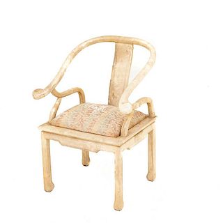 Sillón. Siglo XX. Estructura de madera laqueada color marfil con textil color beige. Reslpado semiabierto, asiento acojinado.