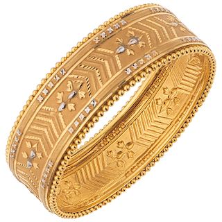 An 18K yellow gold bangle bracelet.