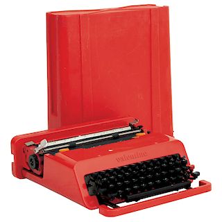 ETTORE SOTTSASS JR. Y PERRY KING PARA OLIVETTI. Años 70. Máquina de escribir "VALENTINE". Estructura de metal y polímero color rojo.