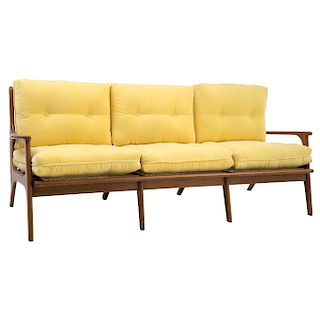 SOFÁ DE TRES PLAZAS. Siglo XX. Estilo danés. En madera de cedro rojo. Con respaldos y asientos de bejuco tejido y tapicería amarilla.