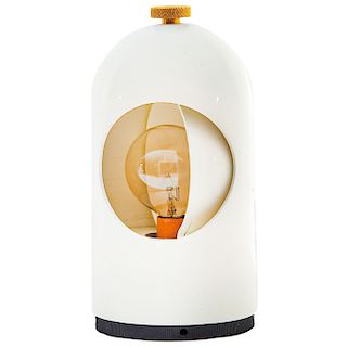 JOE COLOMBO PARA LIGHTOILER. Estados Unidos, años 60. Lámpara de mesa "SELENE". Estructura de metal con esmalte color blanco.