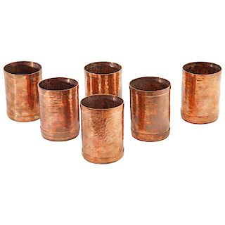 HÉCTOR AGUILAR. México, años 50. Juego de vasos. Elaborados en cobre. Diseño martillado. Piezas: 6