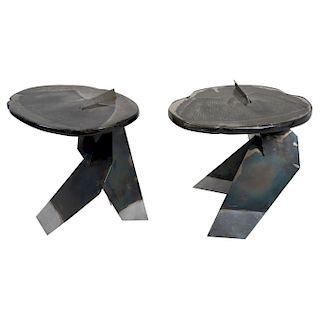 VÍKTOR MARTÍNEZ. Par de mesas laterales. En cemento, resina y estructura de metal, piezas únicas elaboradas a mano. Piezas: 2