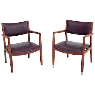 PEDRO RAMÍREZ VÁZQUEZ. Años 50. Par de sillas. Eslaboradas en madera de caoba. Con asientos y respaldos de vinil. Piezas: 2