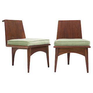 EUGENIO ESCUDERO. México, años 60. Par de sillas. En madera de caoba. Diseño trípode, con respaldos y asientos verdes. Piezas: 2