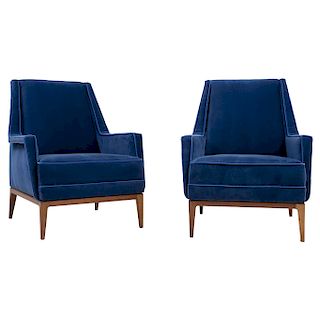 EUGENIO ESCUDERO. México, años 50. Par de sillones. Estructura de madera de caoba. Con respaldo y asiento en tapicería azul. Piezas: 2