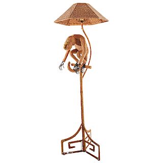 MARIO LÓPEZ TORRES. Años 70. Lámpara de pie. Estructura de metal y tejido de chuspata con latón. Diseño a manera de mono.