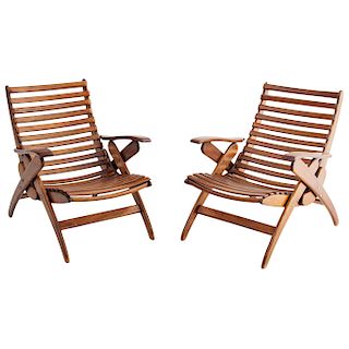 PAR DE SILLONES. Años 70. Elaborados en madera de encino. Con respaldos y asientos con travesaños y soportes semicurvos. Piezas: 2