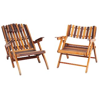 LOTE DE SILLONES PLEGABLES. Siglo XX. Elaborados en maderas tropicales, a dos tonos. Con respaldos y asientos abiertos. Piezas: 2