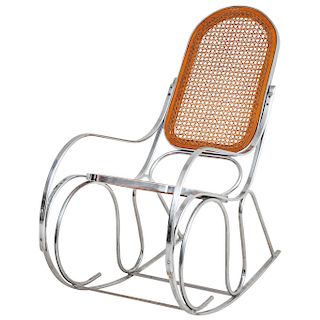 MECEDORA. Años 70. Sobre el diseño de Michael Thonet. Estructura de acero cromado y madera. Con respaldo y asiento de bejuco tejido.