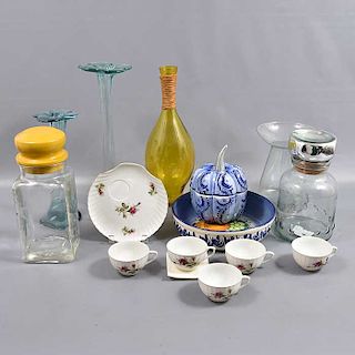 Lote mixto de 24 piezas. Siglo XX. Elaborados en vidrio, cerámica y porcelana. Decoraciones orgánicas, florales y vegetales.