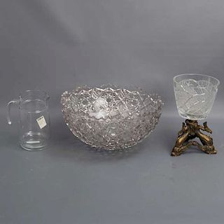 Frutero, jarra y centro de mesa. SXX. Elaborados en vidrio prensado. Centro de mesa con base de metal dorado. 2 con decoración facetada