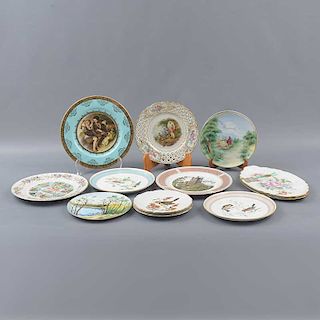 Lote de 13 platos decorativos. Diferentes orígenes. Siglo XX. Elaboradas en porcelana de Bavaria, Dresden, Limoges.