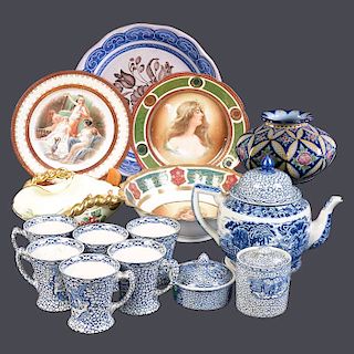 Lote de 16 artículos decorativos. Origen europeo. Siglo XX. Elaborados en barro, cerámica, porcelana y semiporcelana.