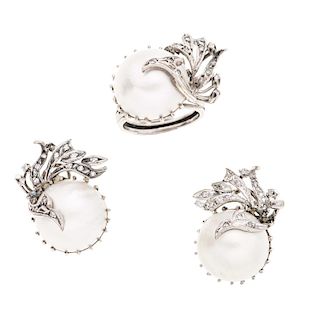 Anillo y par de aretes con medias perlas y diamantes en plata paladio. 3 medias perlas cultivadas color blanco de 17 mm. 42 acen...