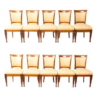 Lote de 10 sillas. Siglo XX. En talla de madera laqueada. Tapicería de tela color amarillo con diseño lineal. Con fustes tipo pilastra.