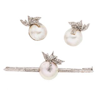 Prendedor y par de aretes con medias perlas y diamantes en plata paladio. 3 medias perlas cultivadas de color crema de 15 mm. 48...