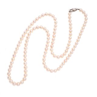 Collar de un hilo de perlas. 107 perlas cultivadas de 5 mm. Peso: 48.3 g.