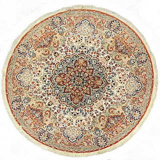 Tapete. Siglo XX. Diseño circular. Elaborado en fibras de lana y algodón. Decorado con medallón central, elementos vegetales.