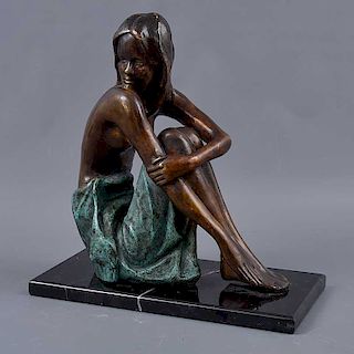 Anónimo. Siglo XX. Dama sentada. Elaborada en bronce patinado. Con base de mármol negro jaspeado.
