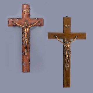 Par de crucifijos. Siglo XX. Elaborados en cobre. Con cruces de madera. Con inscripciónes "INRI".