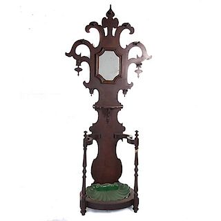 Perchero-paragüero. Francia. Siglo XX. En talla de madera roble. Con espejo de luna irregular. Con soportes tipo carrete.
