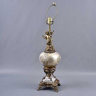 Lámpara de mesa. Origen europeo. Siglo XX. Electrificada para una luz. Elaborada en metal dorado y porcelana. Con base de mármol.