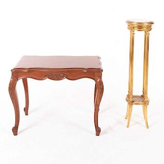 Lote de 2 mesas. Siglo XX. En talla de madera, una dorada. Consta de Mesa pedestal y mesa auxiliar.