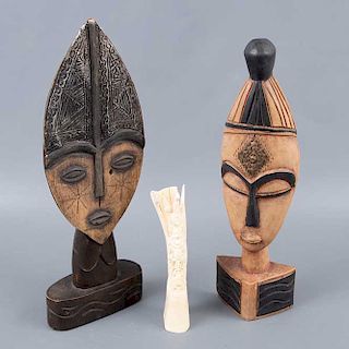 Lote mixto de 3 piezas. Origen africano y oriental. En tallas de madera y hueso. Consta de: totem y 2 mascarones con base. P...