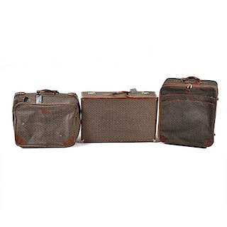 Lote de 3 maletas. SXX Marca Wings. Diferentes diseños. Elaboradas en tela y una madera. Con aplicaciones de piel color marrón.