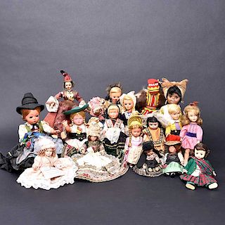 Colección de 30 muñecas. Origen europeo y oriental. Siglo XX. Elaboradas en diferentes técnicas y materiales.