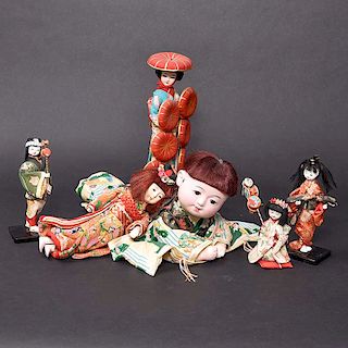Colección de 6 muñecas. Japón. SXX. Elaboradas en pasta y tela. Vestidas y con peluca. Ataviadas a la usanza tradiciol de la región.