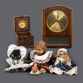Lote mixto de 6 piezas. Diferentes orígenes. Siglo XX. Consta de 2 Relojes de escritorio y 4 muñecas.