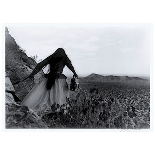 GRACIELA ITURBIDE, Mujer ángel, desierto de Sonora, 1979.