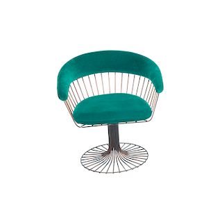 SILLÓN. Años 70. Estructura de acero color cobrizo. Diseño con base hiperbiode. Con respaldo y asiento en tapicería color verde.