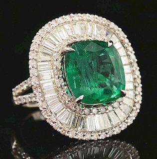 18K White Gold 9ct Emerald & Diamond Ring.