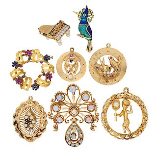 GEM-SET YELLOW GOLD BROOCHES & CHARMS