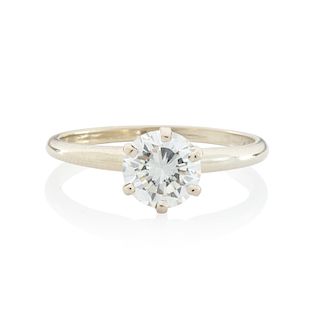 DIAMOND & WHITE GOLD SOLITAIRE ENGAGEMENT RING