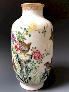 A FINE CHINESE ANTIQUE  FAMILL ROSE PORCELAIN VASE, MARKED.