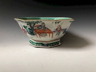 A CHINESE ANTIQUE FAMILLE-ROSE BOWL      