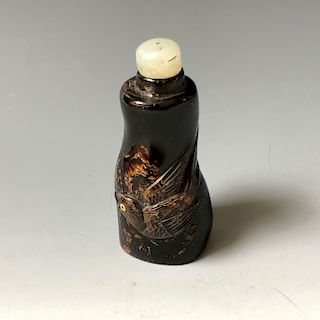 A CHINESE ANTIQUE HORN CARVING SNUFFBOTTLE