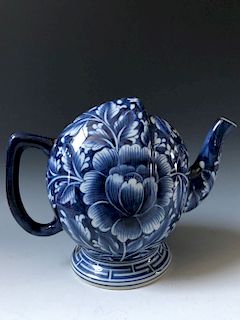 A CHINESE ANTIQUE BLUE AND WHITE PORCELAIN  TEA POT